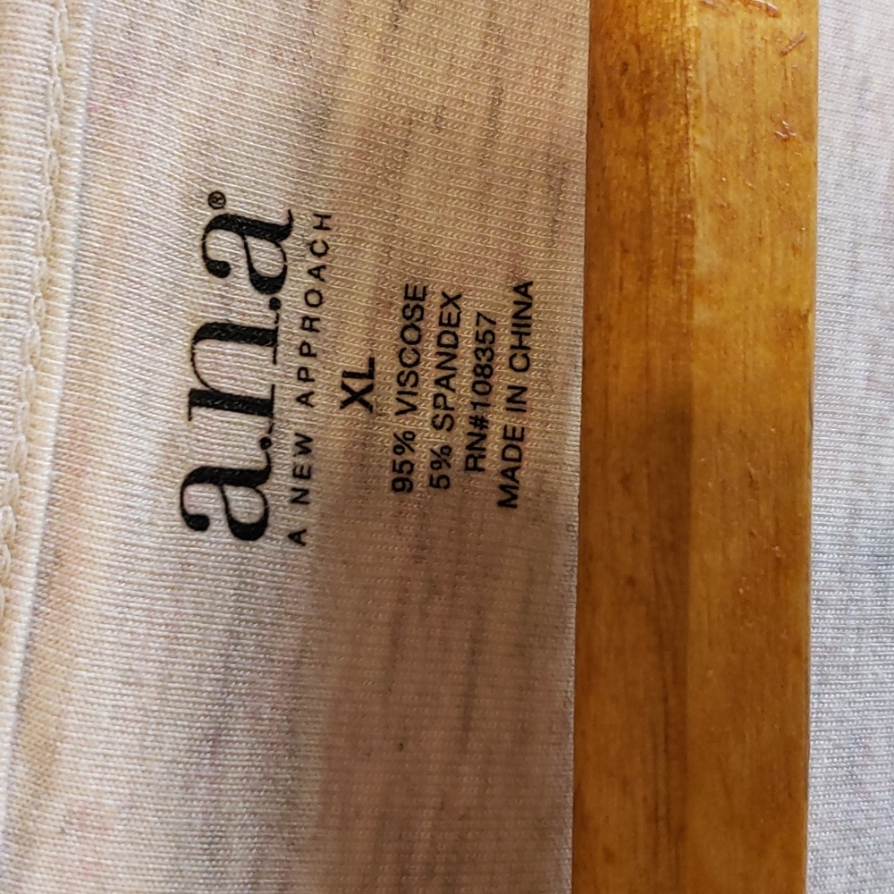 Light grey w pink, tan scoop neck tee Sz xl - Picture 3 of 5